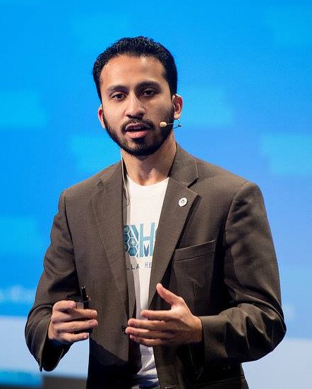 Alex Baqui presenting on stage